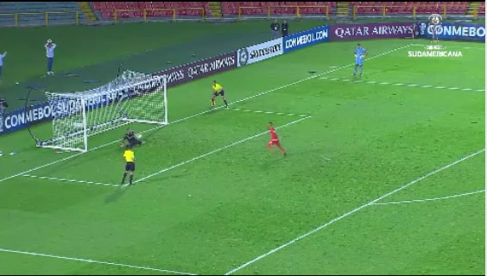 VÍDEO: Disputa de pênaltis na Sul-Americana tem cavadinha bizarra