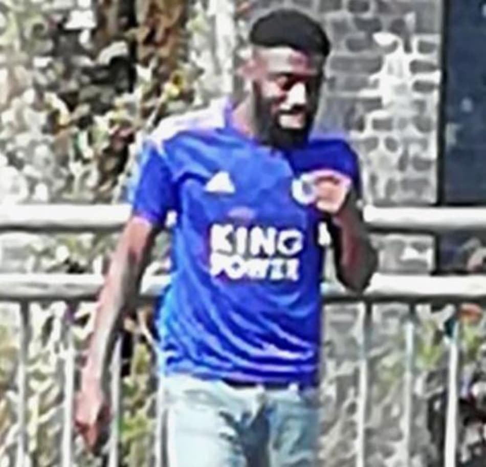 Leicester leva novas camisas para fotos em ruas e torcedores vazam uniformes