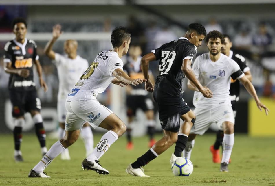 O Vasco não foi bem e acabou derrotado pelo Santos por 2 a 0, na Vila Belmiro, nesta quarta-feira. A equipe entrou com uma formação muito retraída e sofreu com os ataques do Peixe no jogo de ida da quarta fase da Copa do Brasil. Veja as notas do LANCE! por Carlos Bandeira de Mello (carlosandrade@lancenet.com.br)