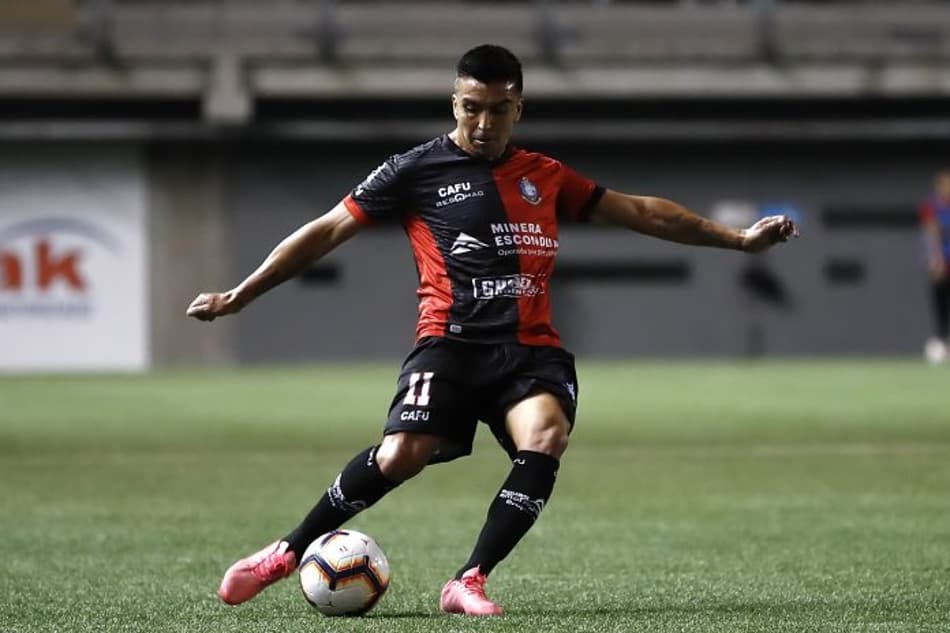 Lembra dele? Ex-Flamengo troca socos com colega de time no futebol chileno