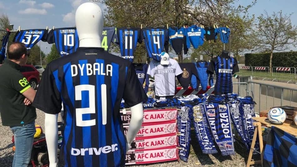 Camisa da Inter com nome de Dybala é comercializada em Milão