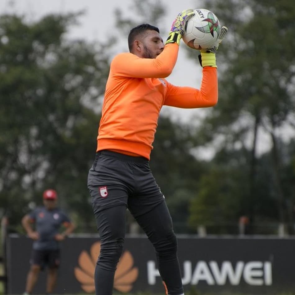 Goleiro vai parar no hospital após choque com adversário em jogo na Colômbia