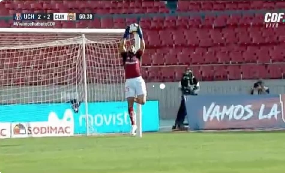 Goleiro leva frango épico no Campeonato Chileno