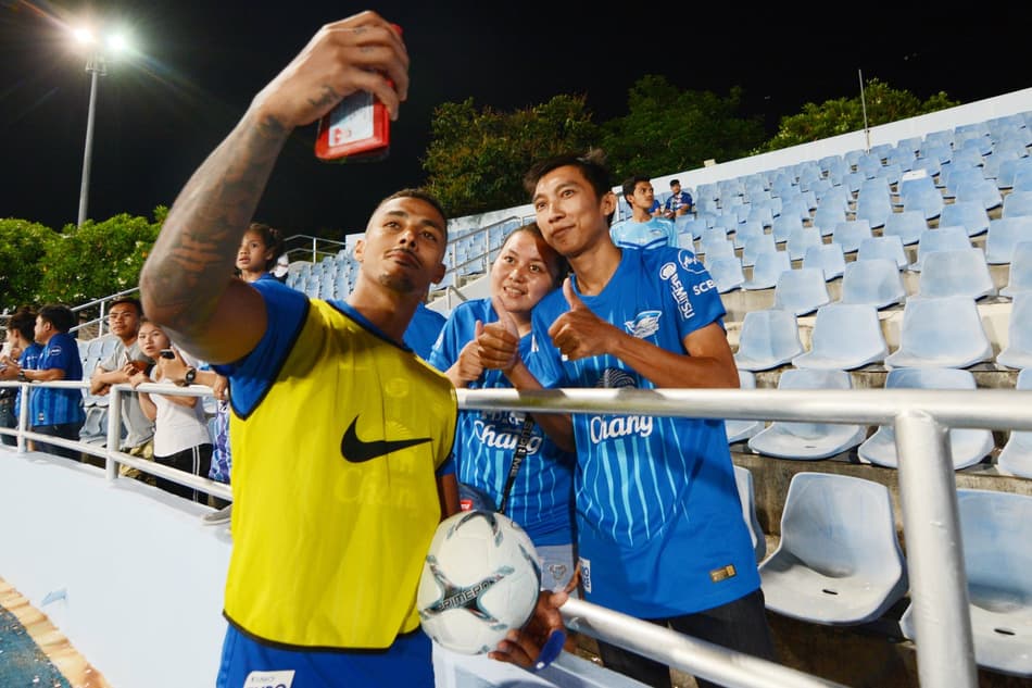 Mão cheia! Atacante brasileiro tem noite de gala com cinco gols na Ásia