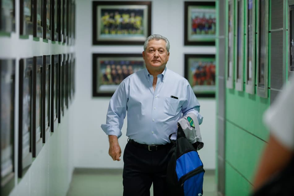 No México, treinador tem linda conversa com torcedor deficiente visual do time adversário