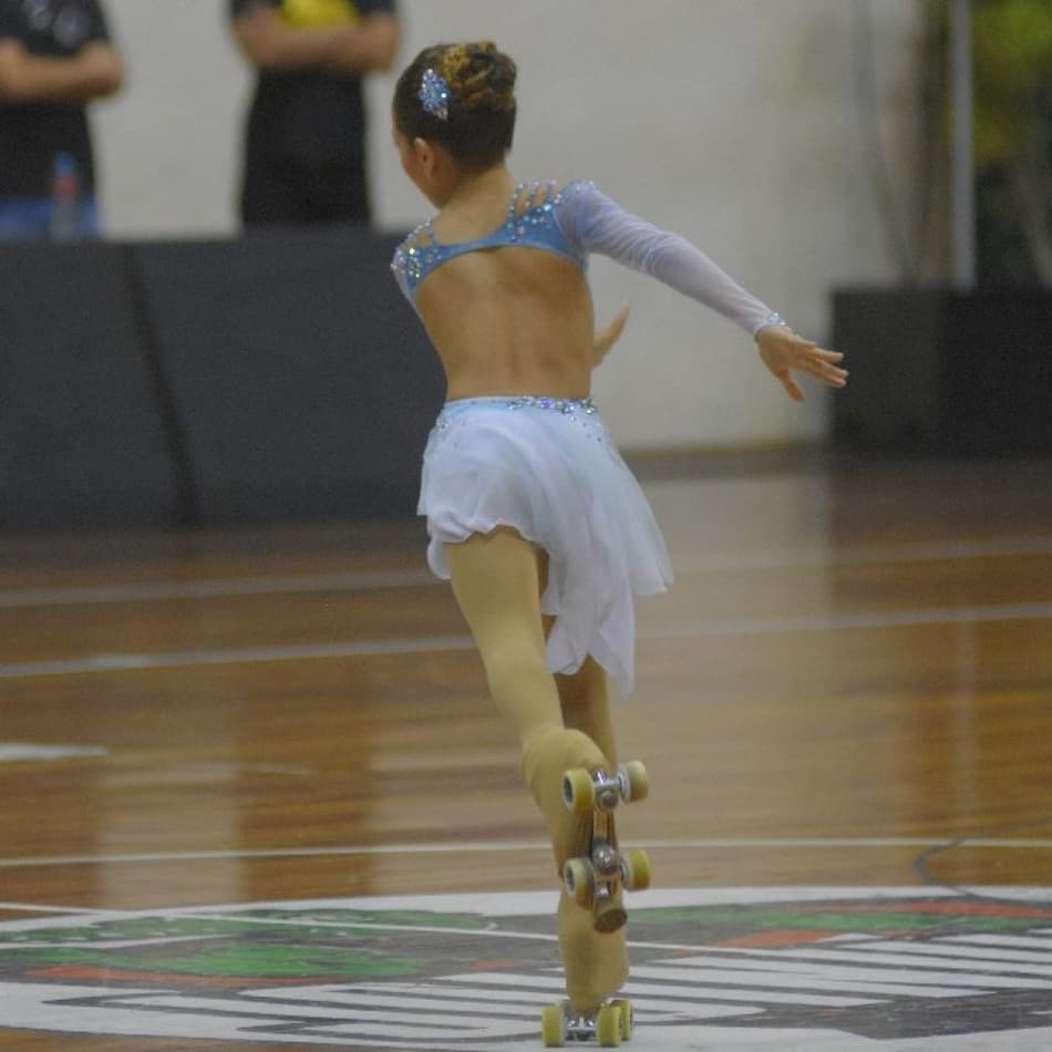 Justiça autoriza e menina trans de 11 anos compete chorando