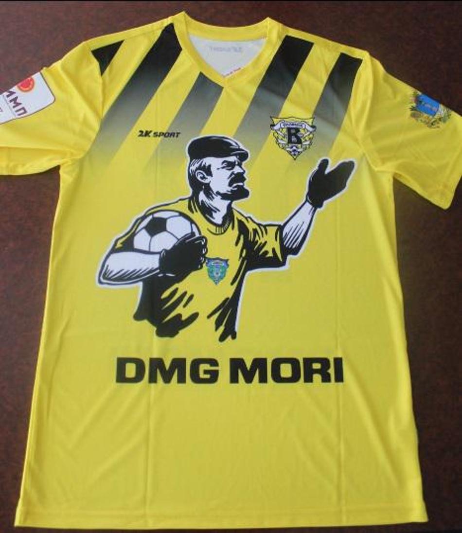 Clube russo lança camisa de jogo com desenho de Lenin vestido como goleiro