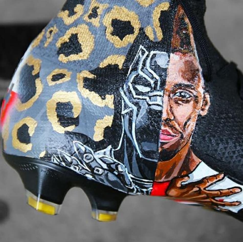 Aubameyang recebe chuteira inspirada no filme Pantera Negra; veja fotos