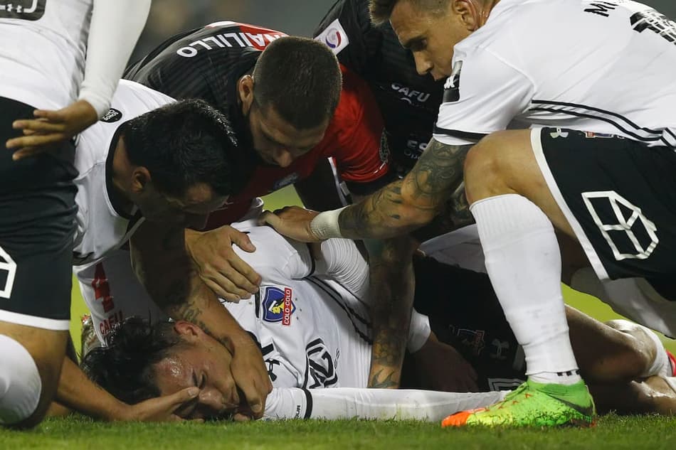 Pelo Campeonato Chileno, meio-campo do Colo-Colo sofre pancada na cabeça e fica inconsciente