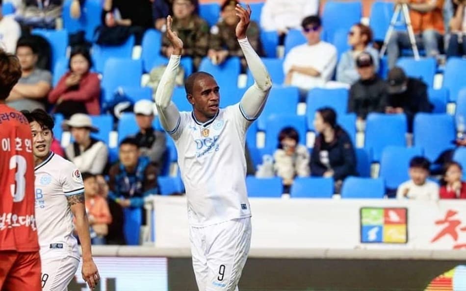 Atacante ex-Vasco marca na Coreia do Sul e projeta duelos decisivos