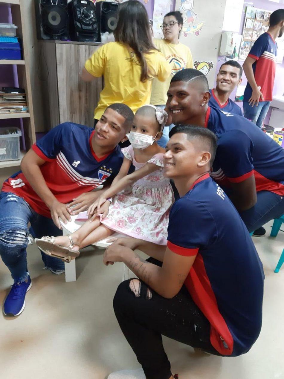 Elenco Sub-20 do Fortaleza visita crianças em tratamento de câncer