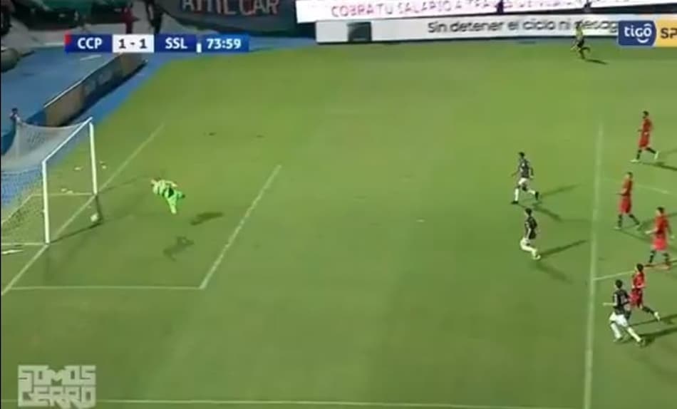 Juiz comete erro grosseiro e valida gol que a bola não entrou em jogo no Paraguai; Confira
