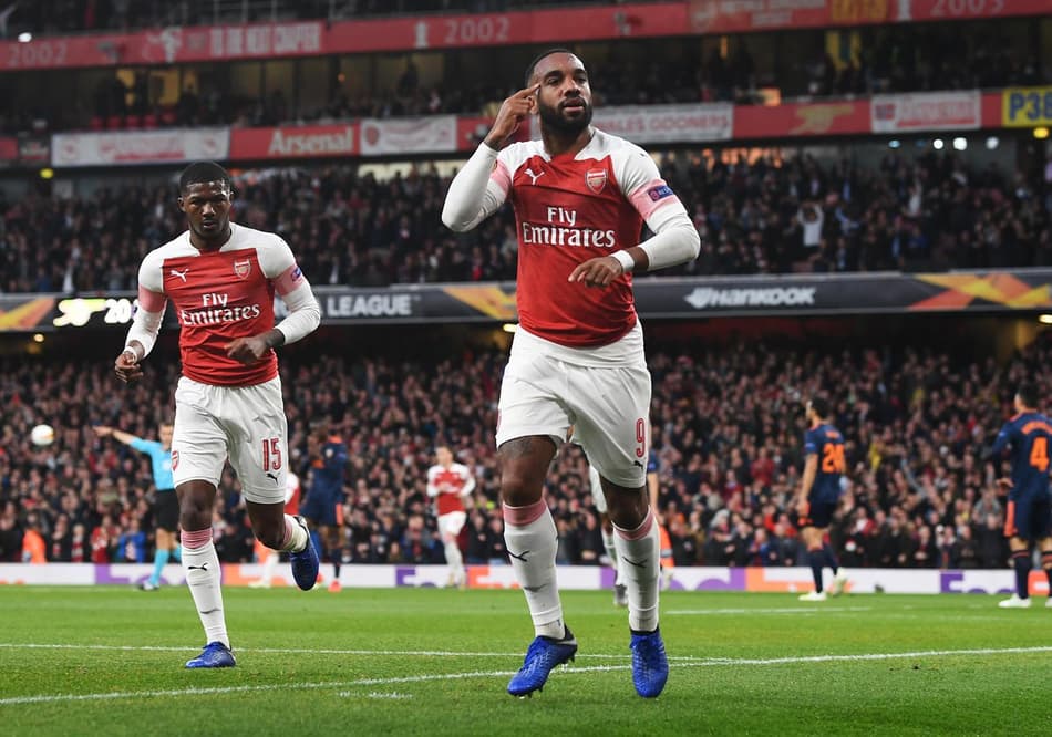 De virada, Arsenal bate Valencia e sai na frente na semifinal da Liga Europa