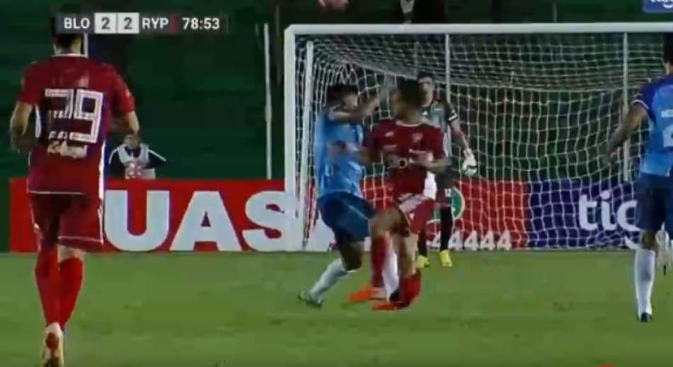 Cena Forte: Jogador leva entrada violenta e fratura a perna