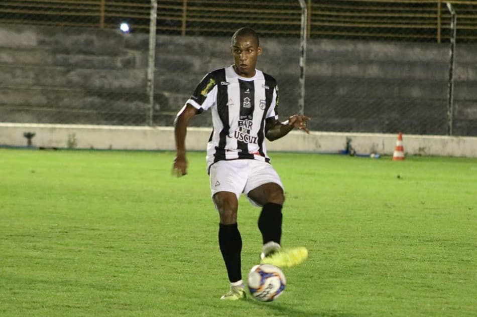 Júlio César Pit em ação pelo Treza-PR
