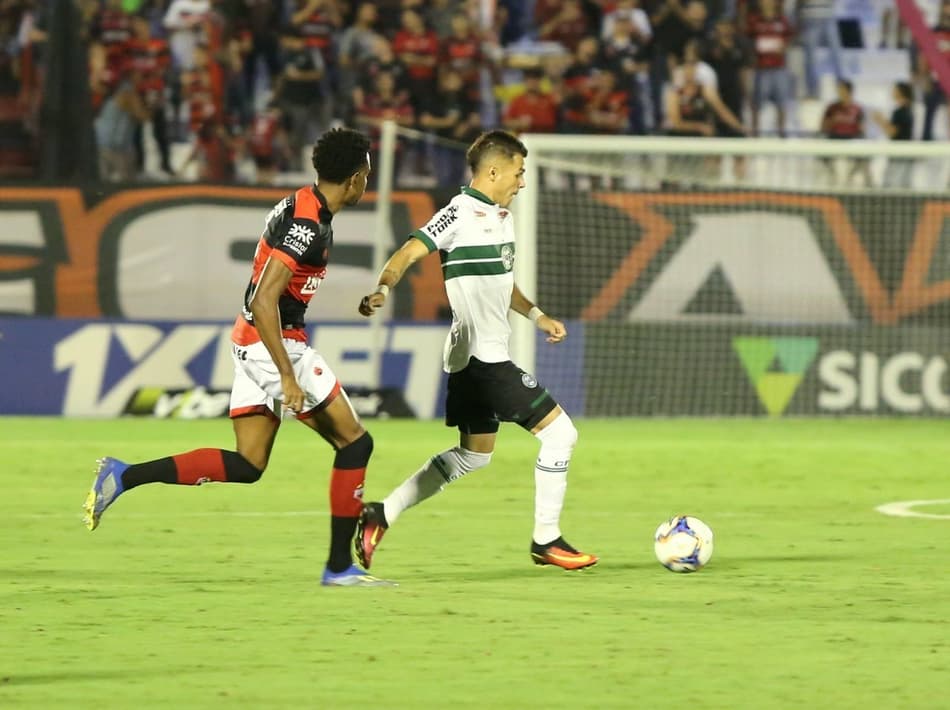 Wilson brilha e Coritiba segura empate contra o Atlético-GO