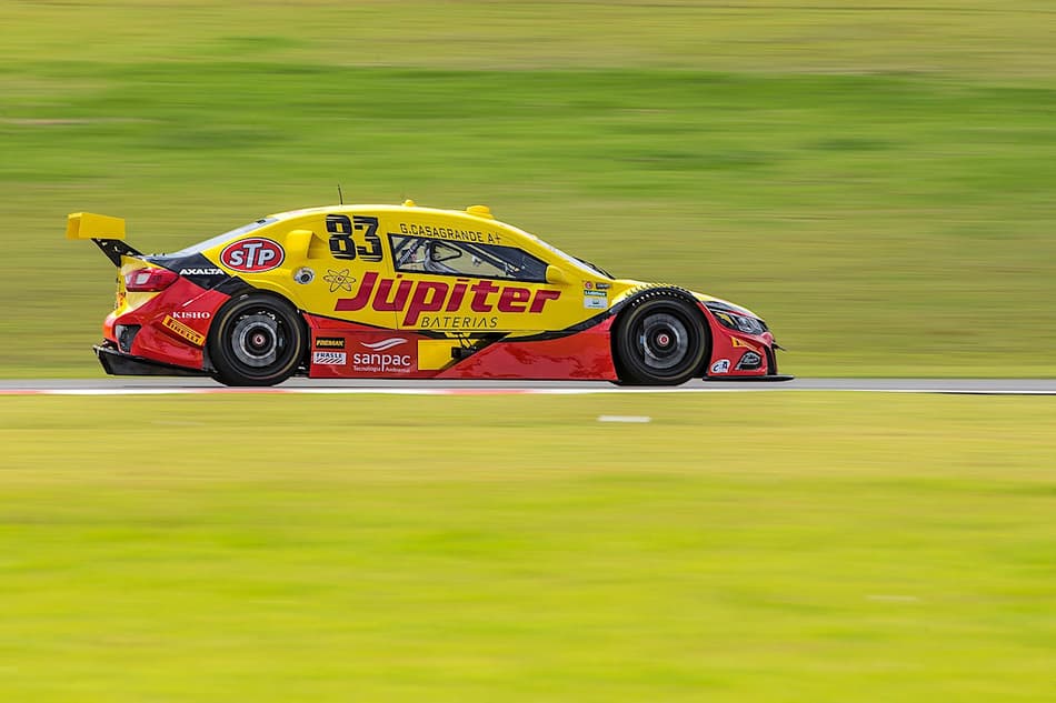 Gabriel Casagrande larga na terceira fila da Stock Car no Velo Città