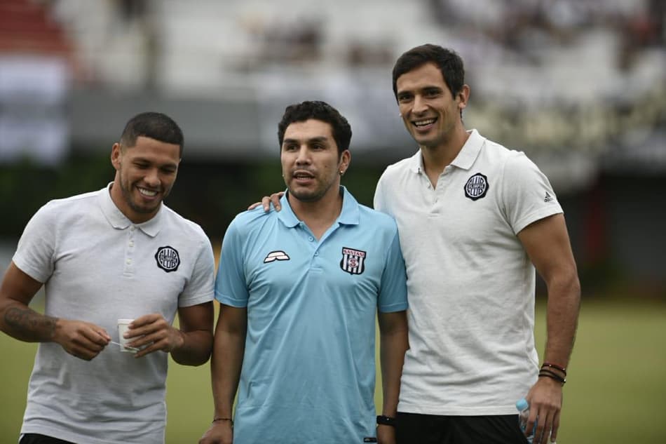 Em lados opostos, Roque Santa Cruz e Salvador Cabañas se reencontram no Paraguai