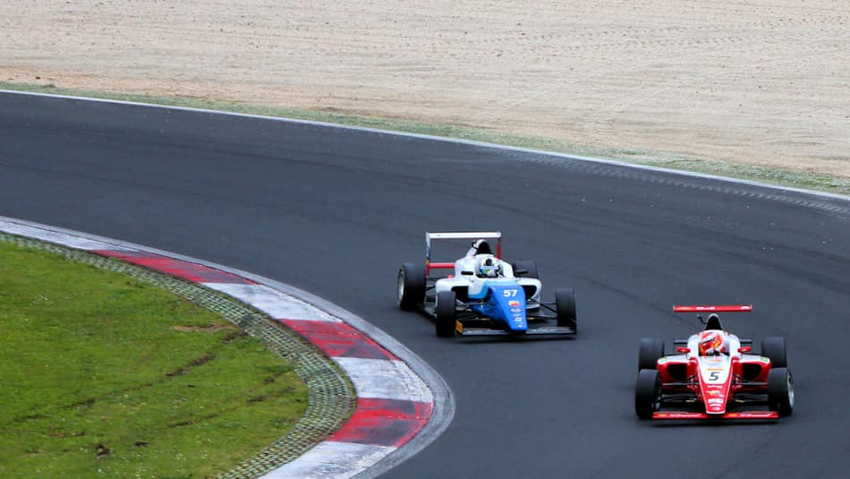 Com ultrapassagem na última volta, Gianluca Petecof vence mais uma e lidera Italiano de Fórmula 4
