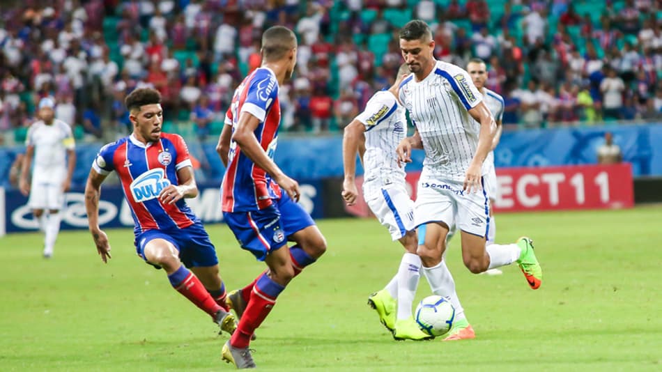 De olho no grupo da Libertadores, Bahia visita o pressionado Avaí