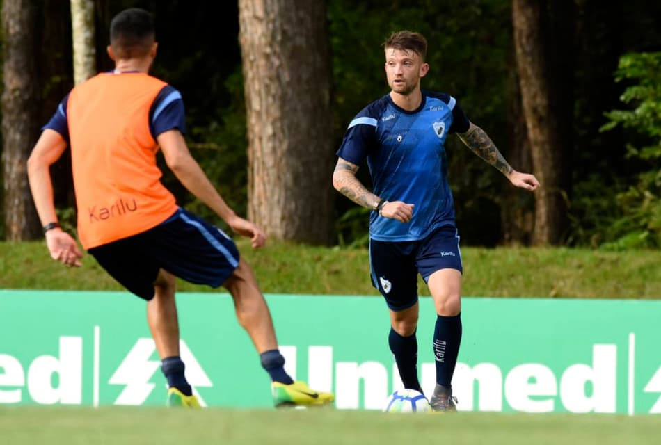 Pedindo atenção a Rodrigão, Neuton fala sobre vencer clássico diante do Coritiba