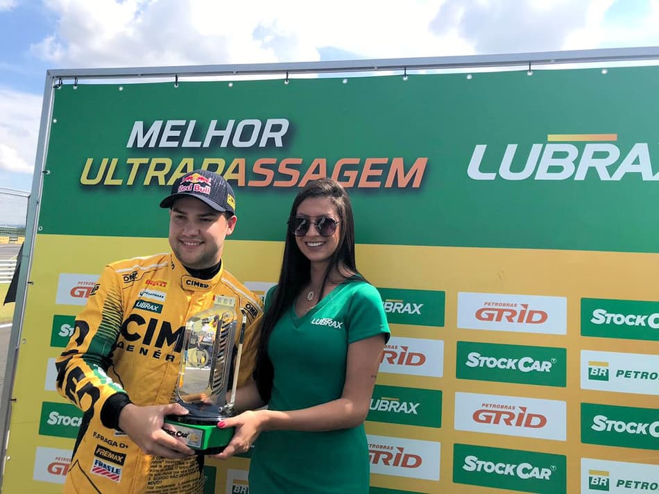 Felipe Fraga recebe troféu de 'Melhor Ultrapassagem' da 500ª prova da história da Stock Car