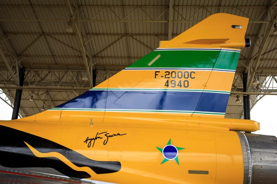 Ayrton Senna é homenageado com avião estilizado da Força Aérea Brasileira