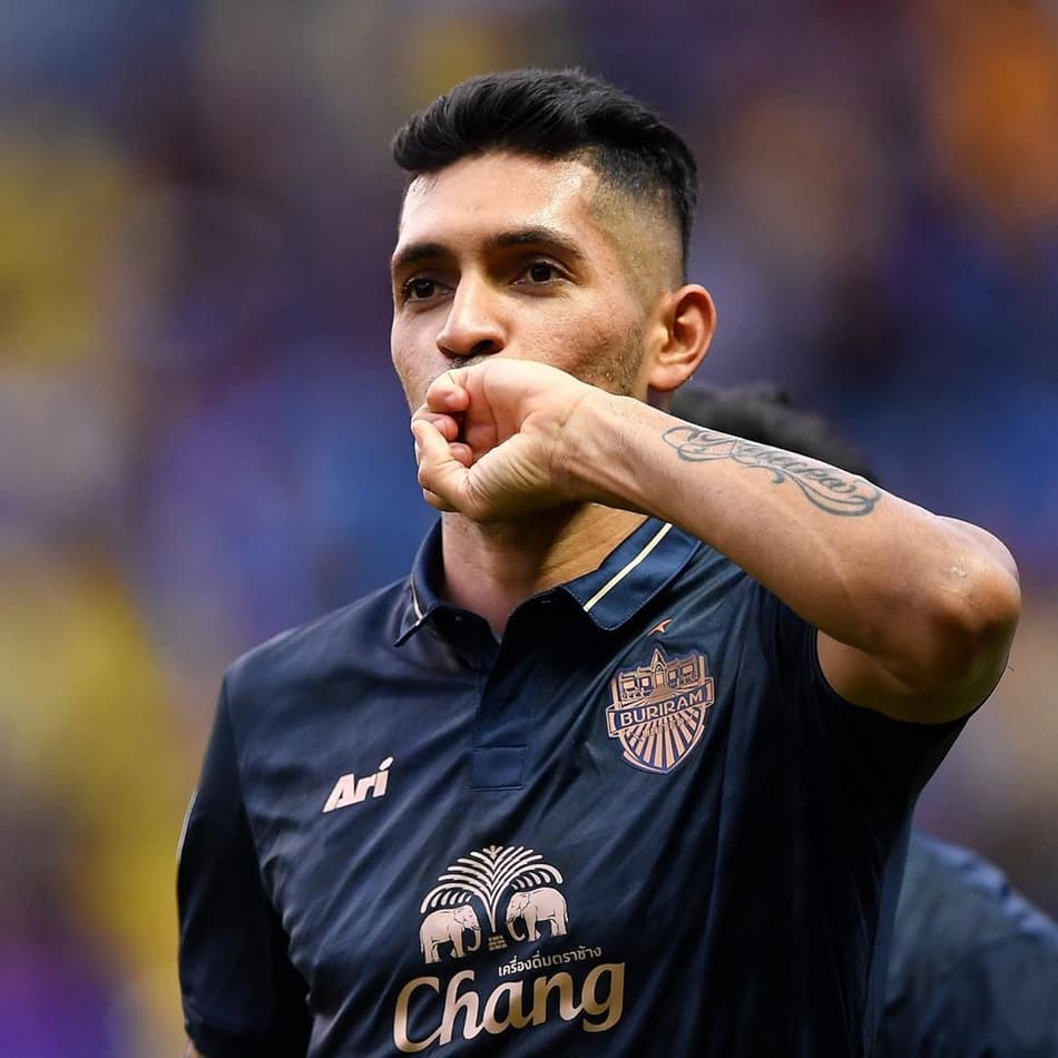 Apontado como melhor contratação do ano, brasileiro brilha na Tailândia