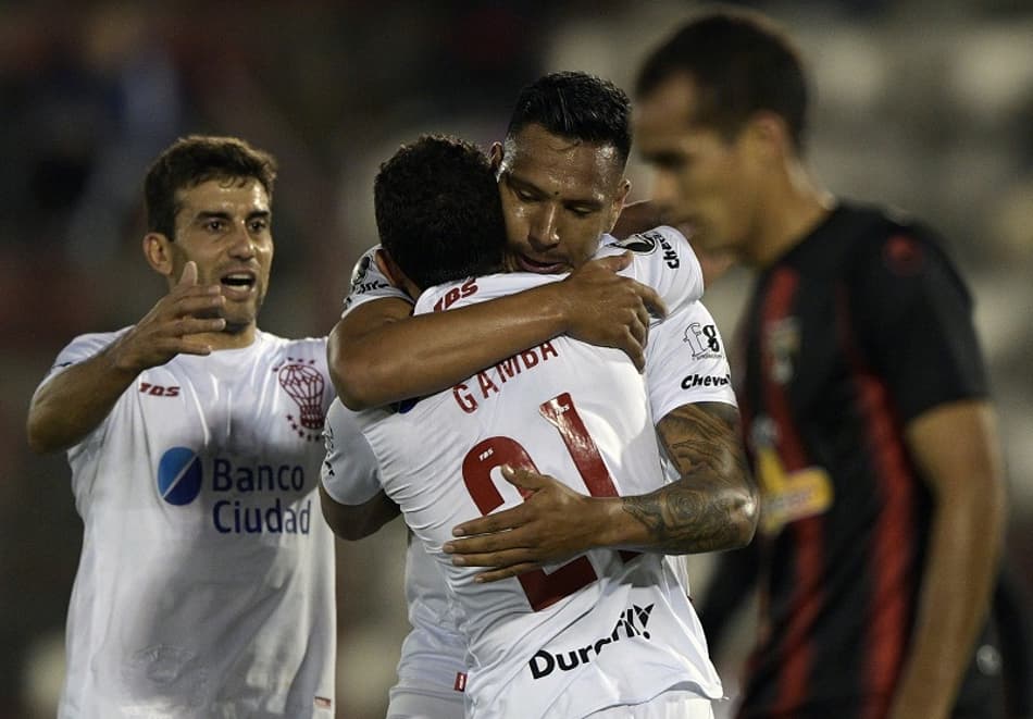 Ex-São Paulo faz dois e Huracán se despede da Liberta vencendo o Deportivo Lara