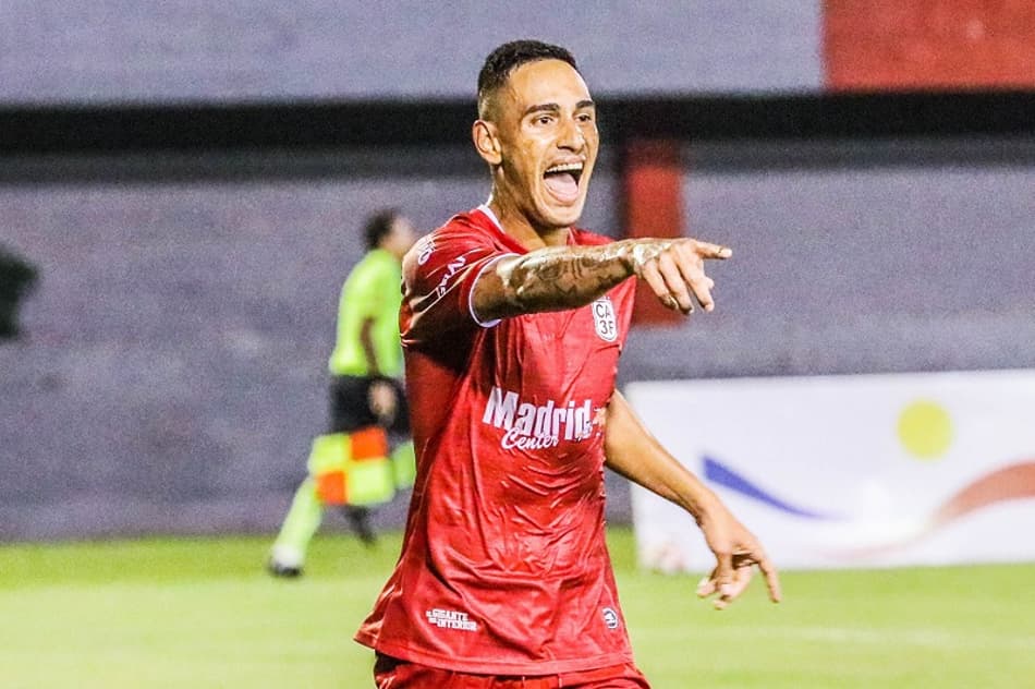 Após dispensa por cavadinha frustrada, Bendrix Parra marca em estreia por novo clube