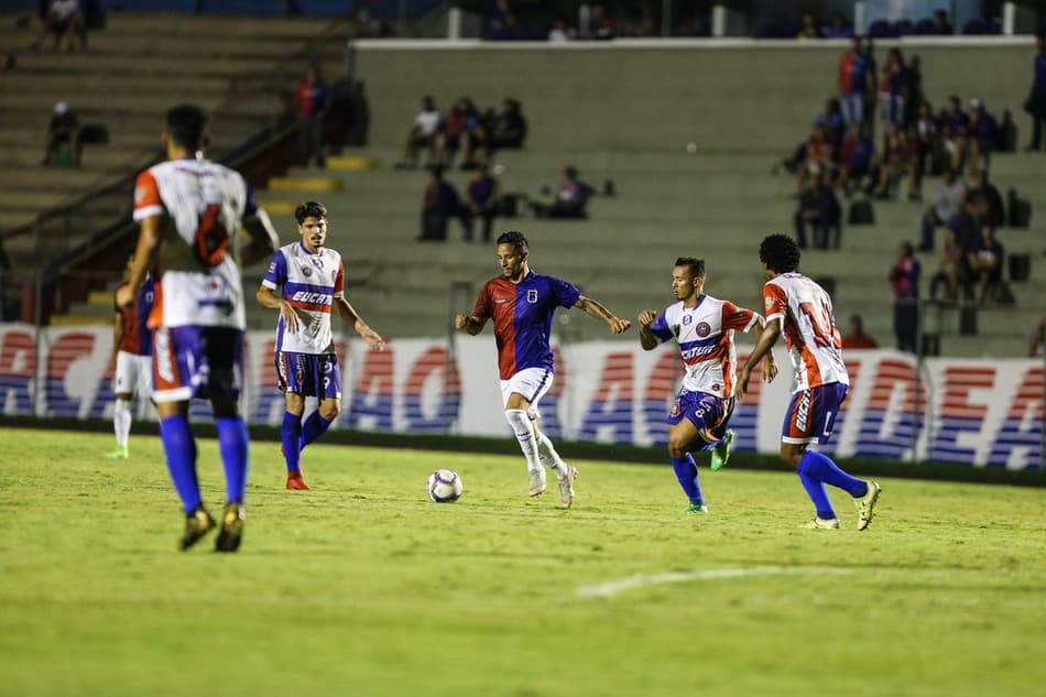 Peça de confiança de Matheus Costa, Luiz Otávio vê Paraná no ‘caminho certo’ na Série B