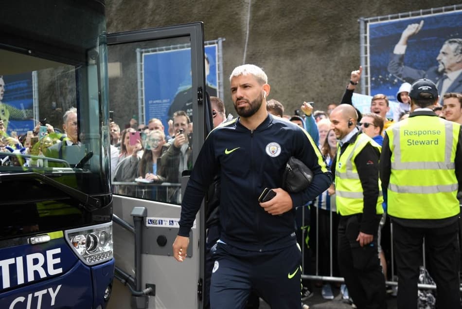 Aguero segura assistente pelo ombro e se livra de punição
