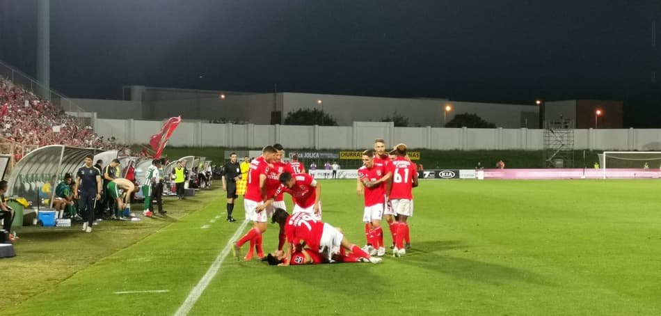 Benfica derrota o Rio Ave e se aproxima do título português