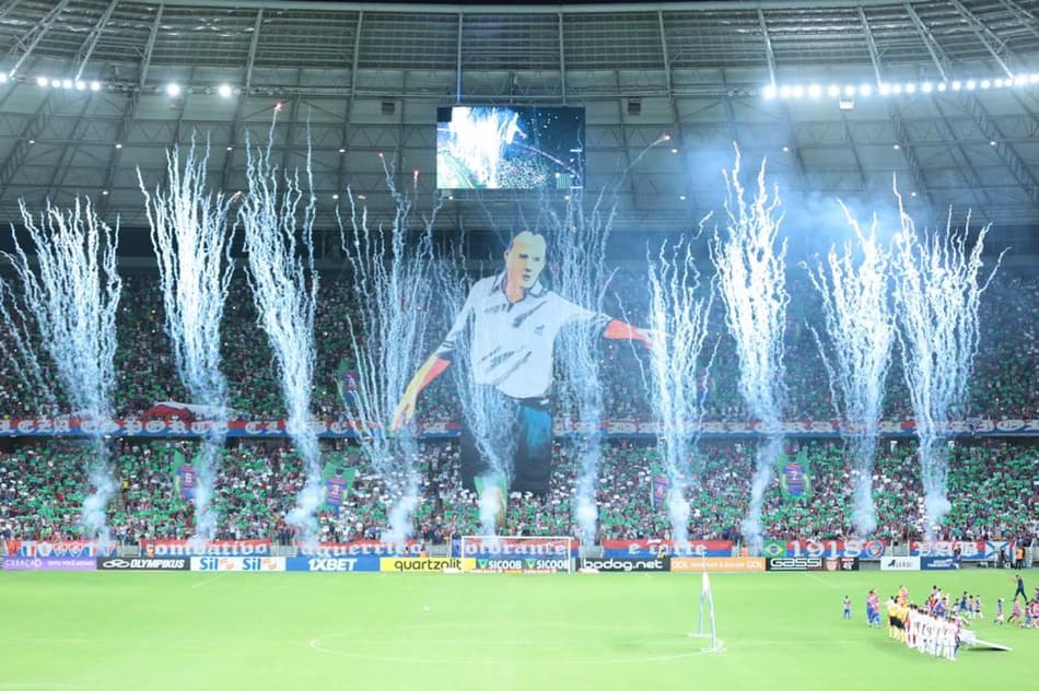 Muito ídolo: Ceni perde jogo, mas ganha homenagens no Castelão
