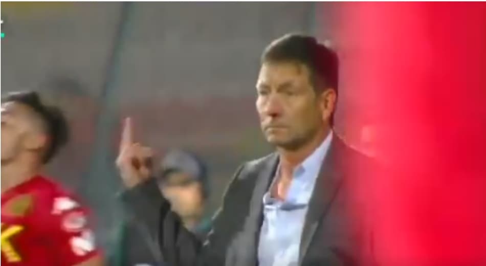 Técnico faz gesto obsceno ao adversário em jogo do futebol chileno