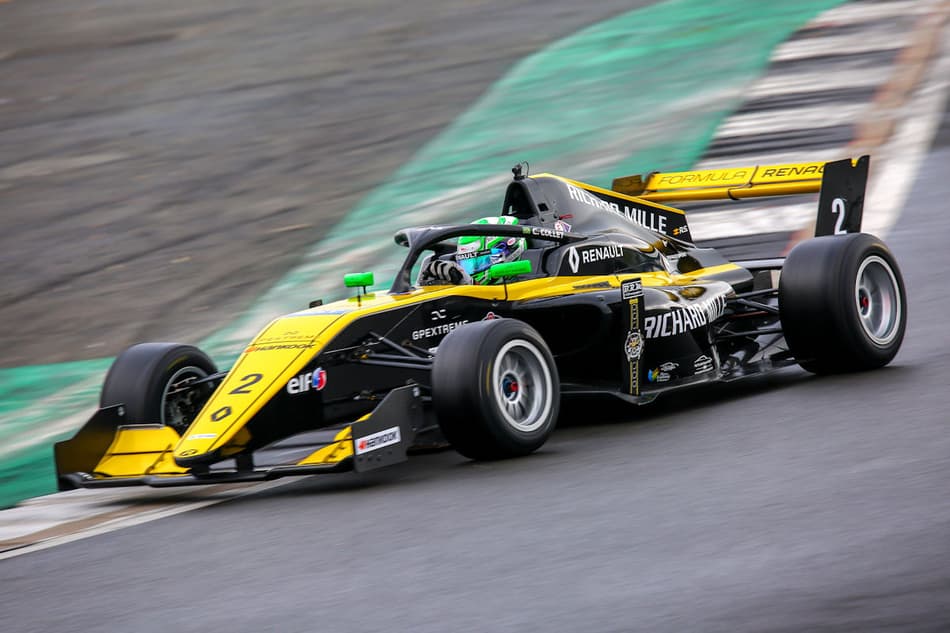 Caio Collet vence entre os estreantes no domingo e pontua nas 2 provas em Silverstone