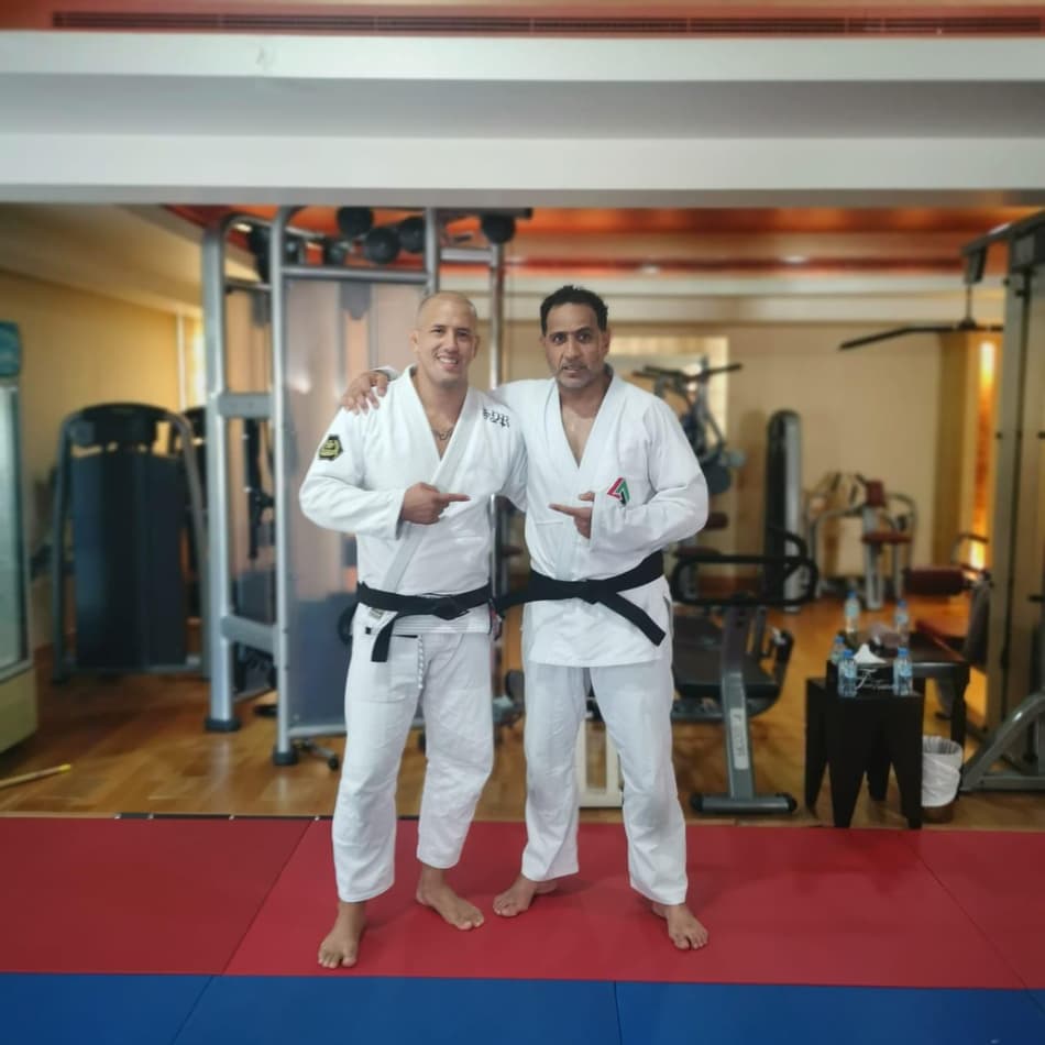 Presidente da UAEJJF recebe a faixa preta de brasileiro, que elogia ‘aluno’