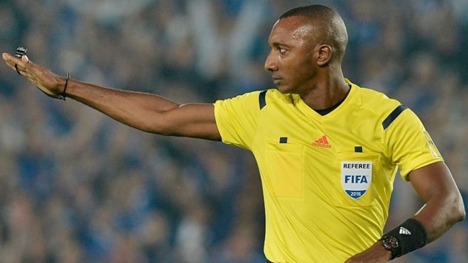 Após pênalti polêmico, árbitro deixa estádio da Colômbia escoltado pela polícia