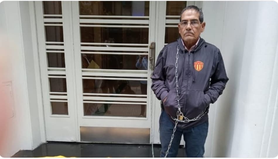 Dirigente se acorrenta na sede da AFA após suspeita de esquema na arbitragem do futebol argentino