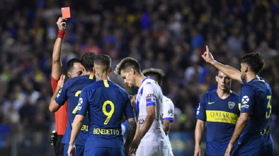 Fernando Espinoza expulsando o zagueiro Carlos Izquierdoz, do Boca Juniors