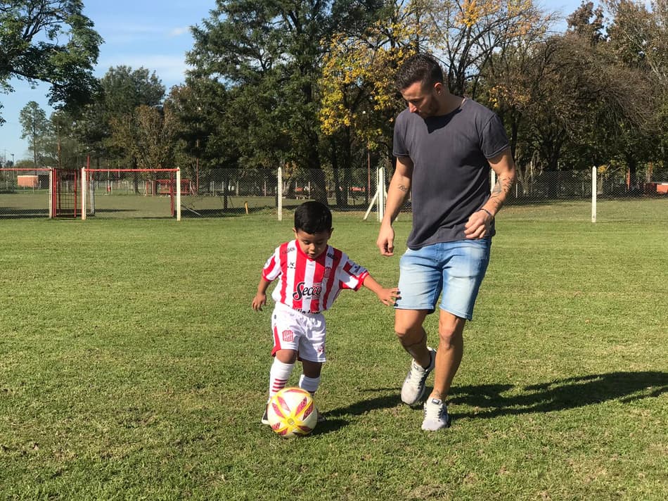 Após sofrer bullying na escola, torcedor visita as instalações de clube argentino