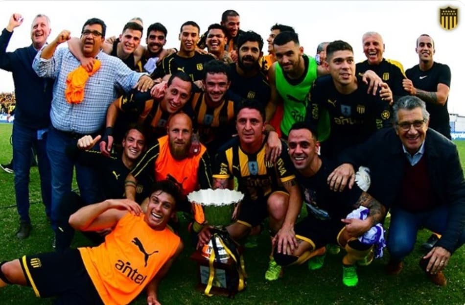 Peñarol bate Fénix e conquista o Apertura do Campeonato Uruguaio