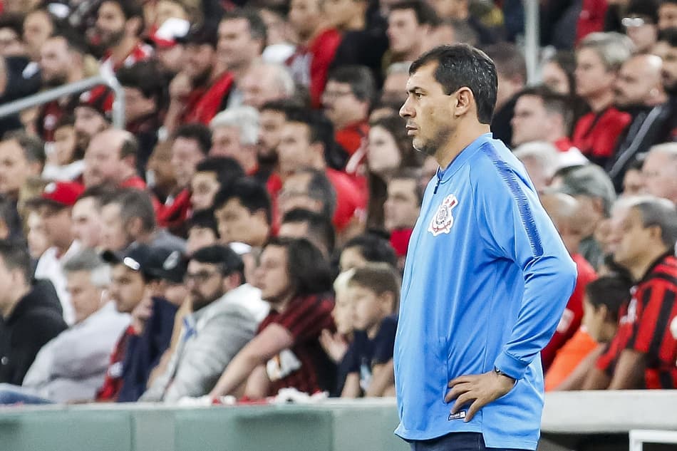 Love agrada como ‘9’ do Corinthians, mas Carille deve optar por Gustagol