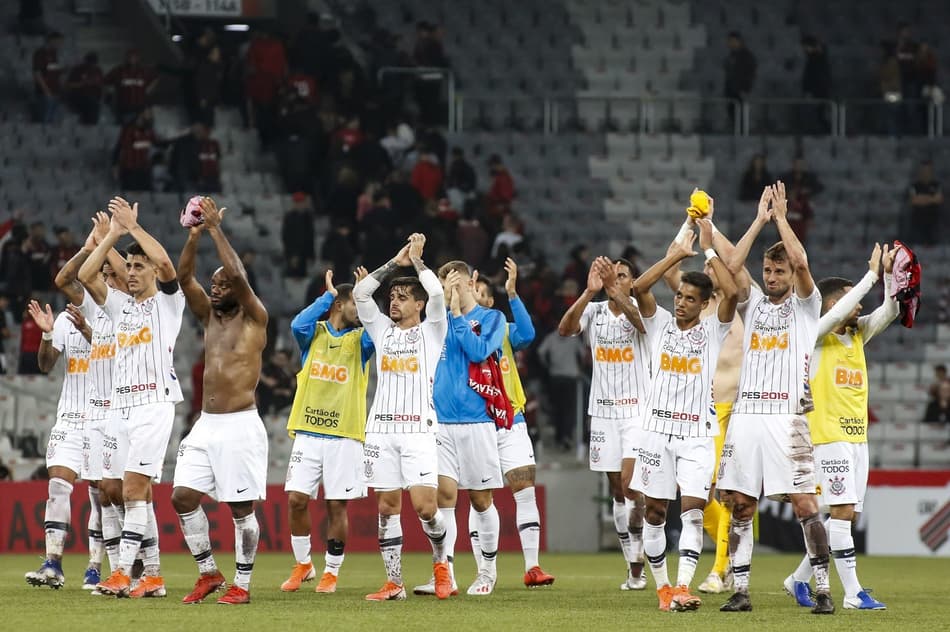 O Corinthians derrotou o Athletico-PR por 2 a 0, na Arena da Baixada, com atuações destacadas de Cássio e de Vagner Love. Enquanto o goleiro fechou o gol, o atacante fez o primeiro da equipe, incomodou a defesa rival e ainda ajudou na marcação (notas por Ricardo Tavares) 