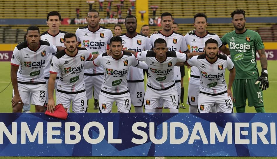 Torcedores do Melgar fazem protesto acalorado em hotel da equipe