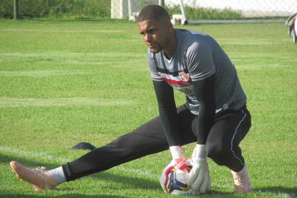 Ceará negocia a contratação de goleiro do Santa Cruz, informa site