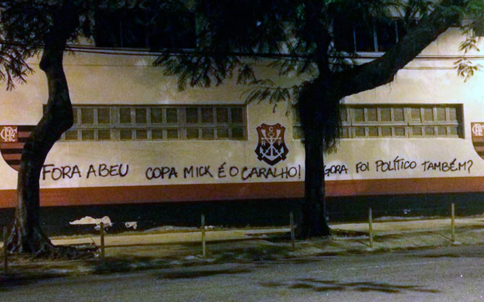 Muro da Gávea volta a ser pichado com ironia: ‘Foi político também?’