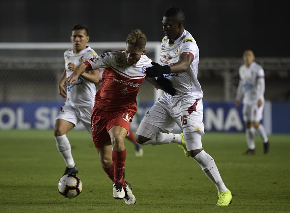 No sufoco, Argentinos Juniors abre vantagem contra o Tolima