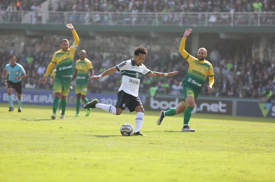 Na reestreia de Rafinha, Rodrigão decide e Coritiba derrota o Cuiabá