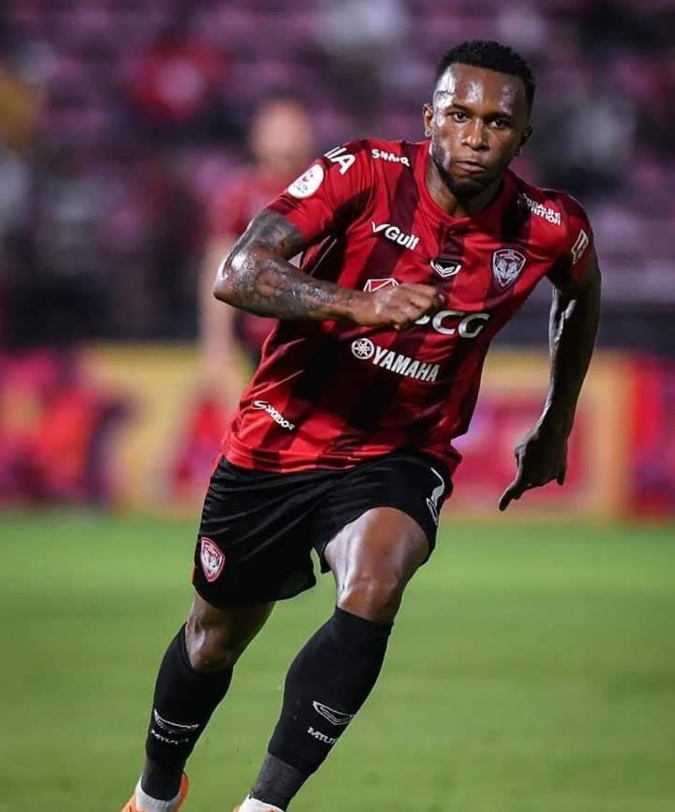 Ex-Vasco marca dois para equipe vencer a sexta em sete partidas na Tailândia